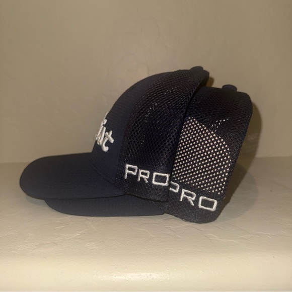 1of2 NAVY TITLEIST TOUR PERFORMANCE MESH HAT - Picture 2 of 3